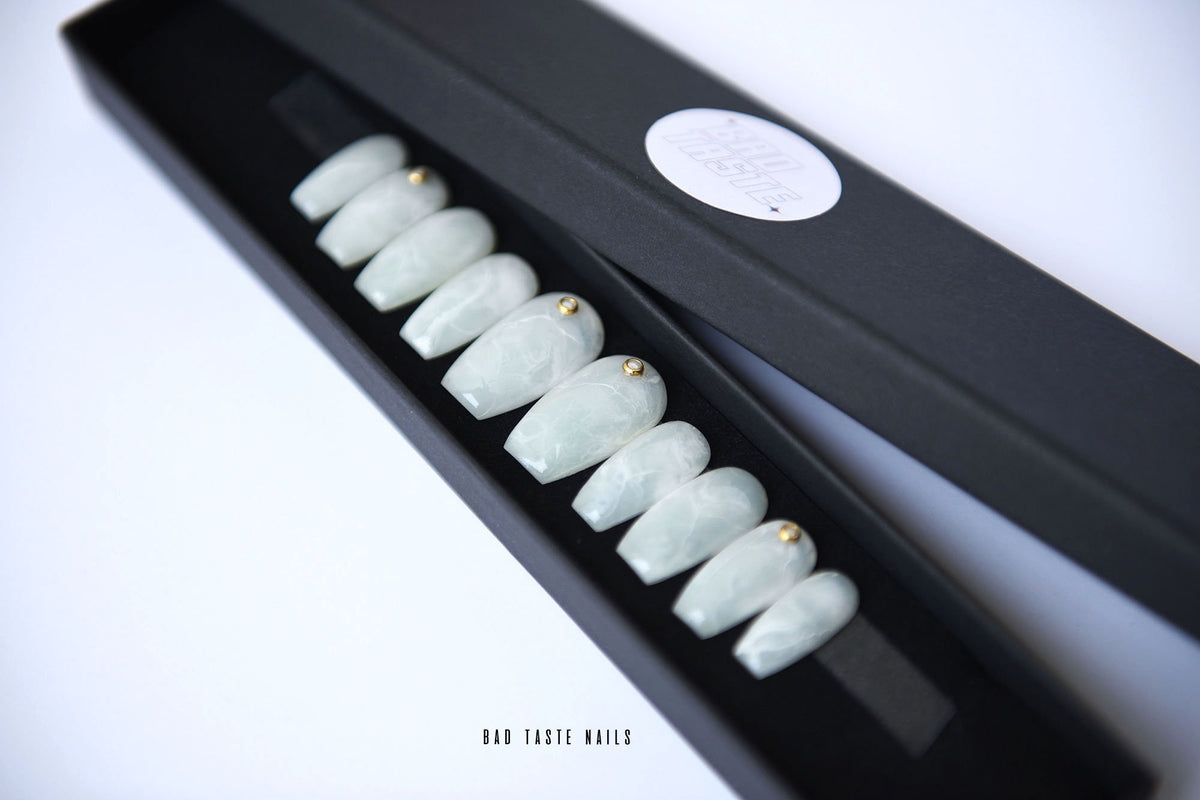 White marble pearl press-on nails with tiny gold accents – detail view