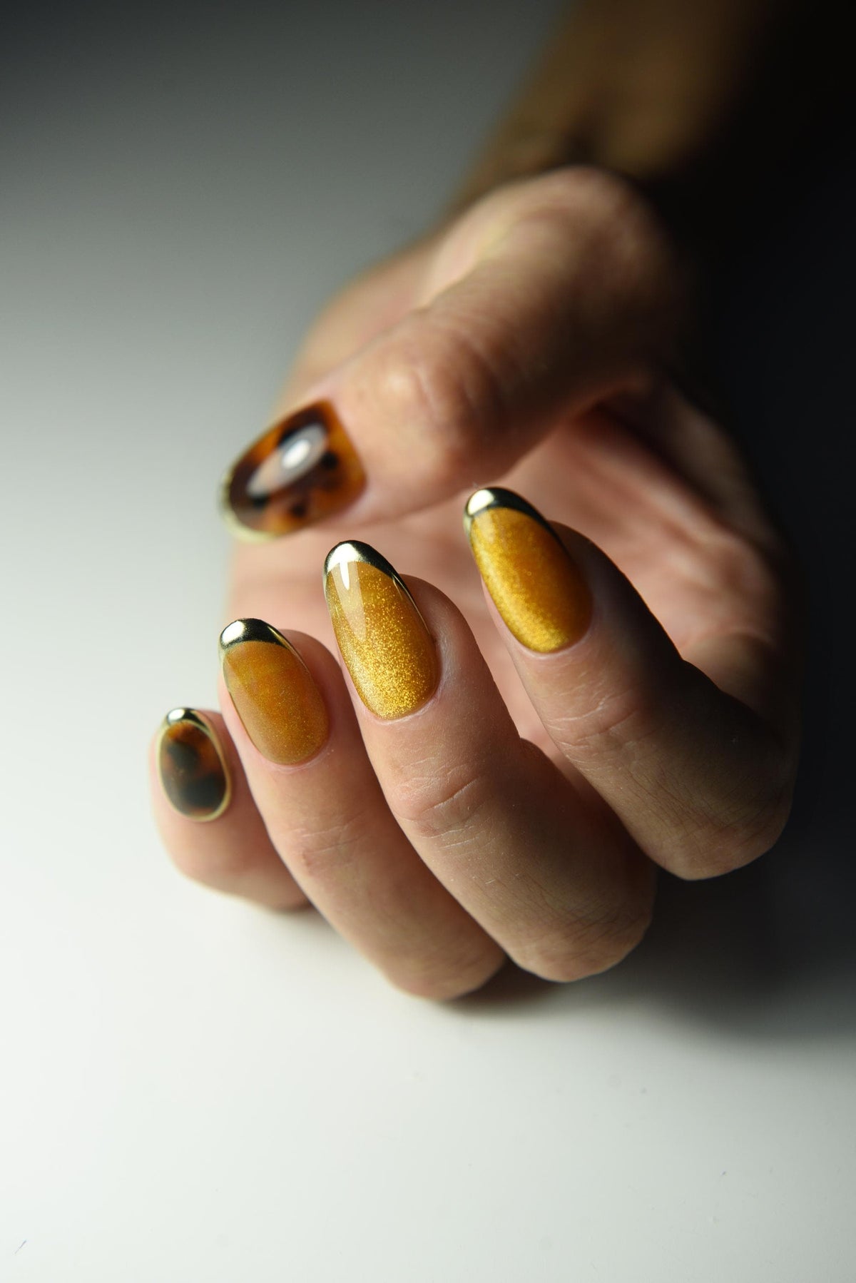Honey-gold cat-eye press-on nails with tortoise shell accents – detail view