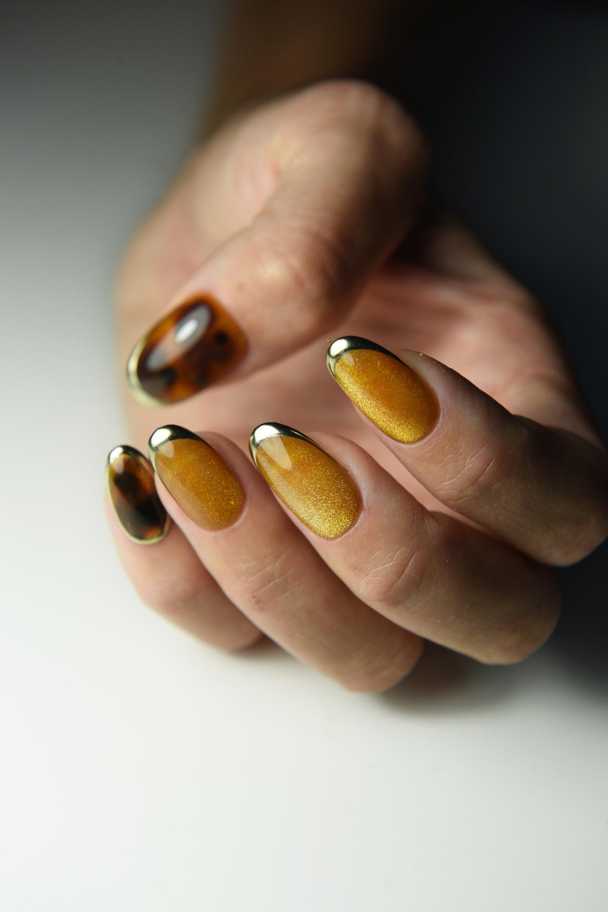 Honey-gold cat-eye press-on nails with tortoise shell accents – detail view