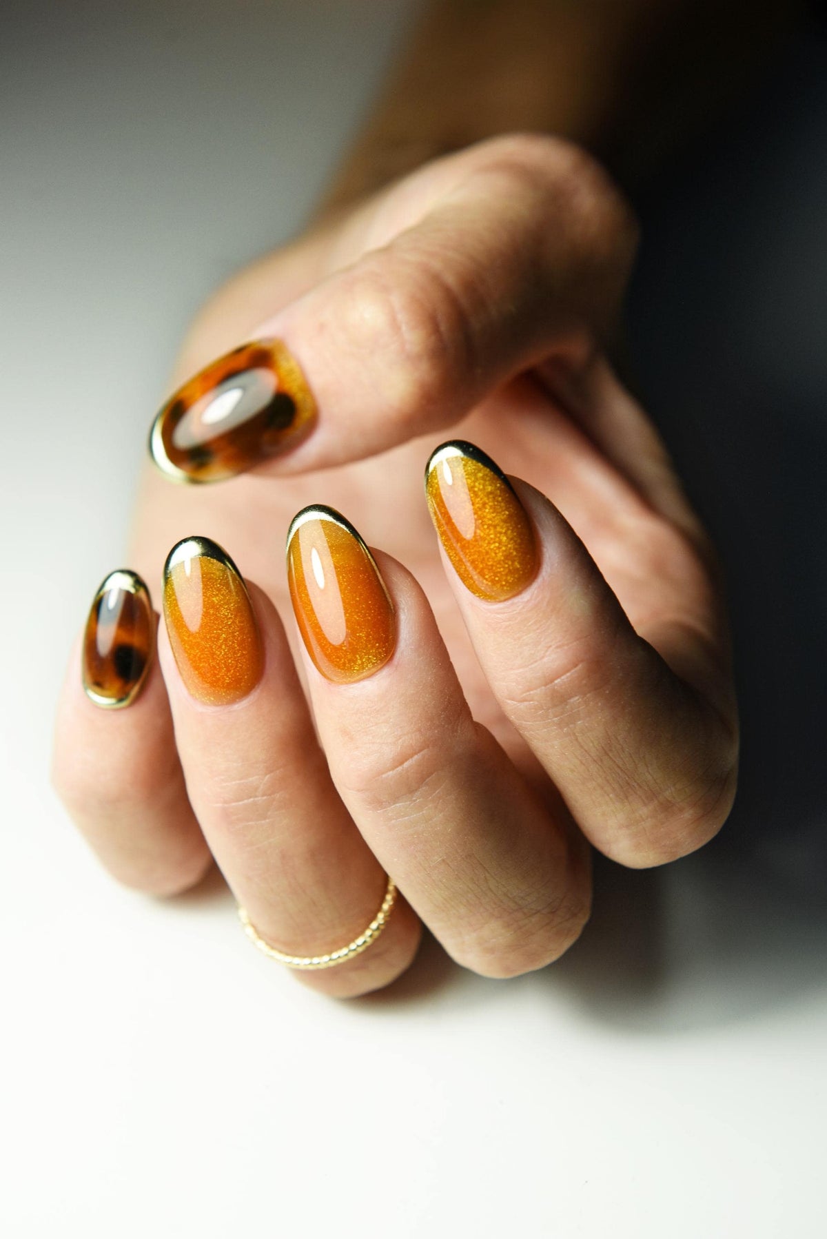 Burnt-orange cat-eye press-on nails with tortoise shell accents – detail view